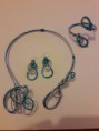Parure alu collier bleu et argenté + bracelet + boucles d'oreilles 