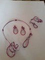 Parure alu collier rose fuchsia  et argenté + bracelet + boucles d'oreilles 